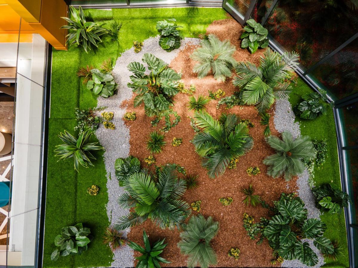 Ibis Styles Istanbul Merter Luaran gambar A green wall in a shopping mall