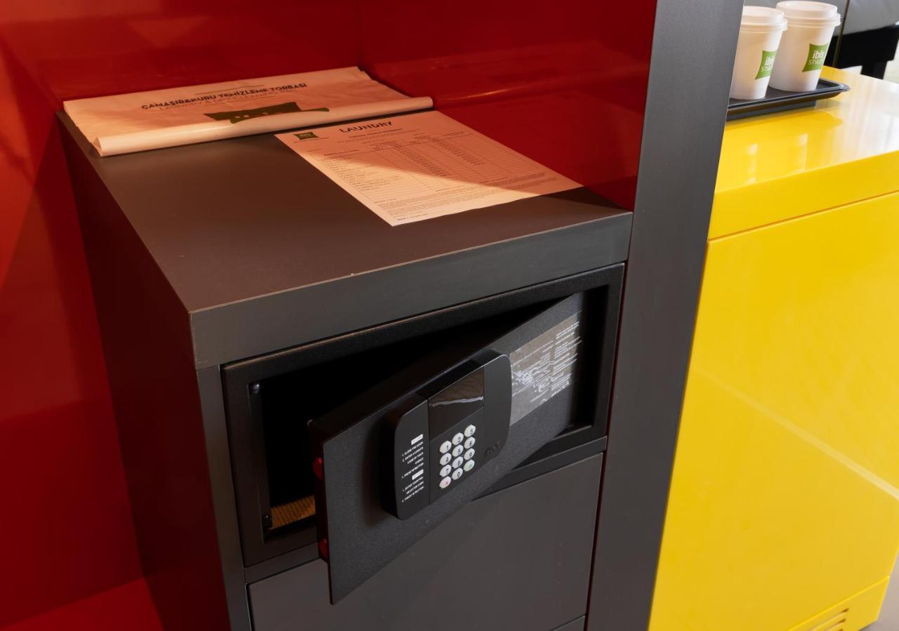 Ibis Styles Istanbul Merter Bilik gambar A safe