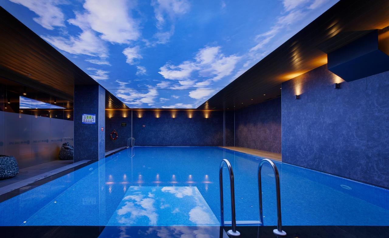 Ibis Styles Istanbul Merter Luaran gambar The swimming pool at the hotel