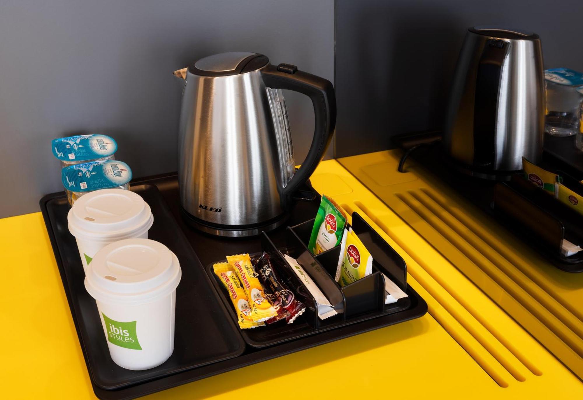 Ibis Styles Istanbul Merter Bilik gambar A kettle with a selection of tea and coffee