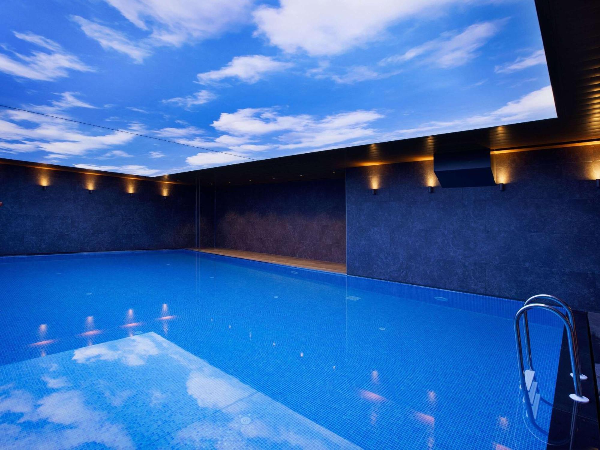 Ibis Styles Istanbul Merter Luaran gambar The swimming pool at the hotel