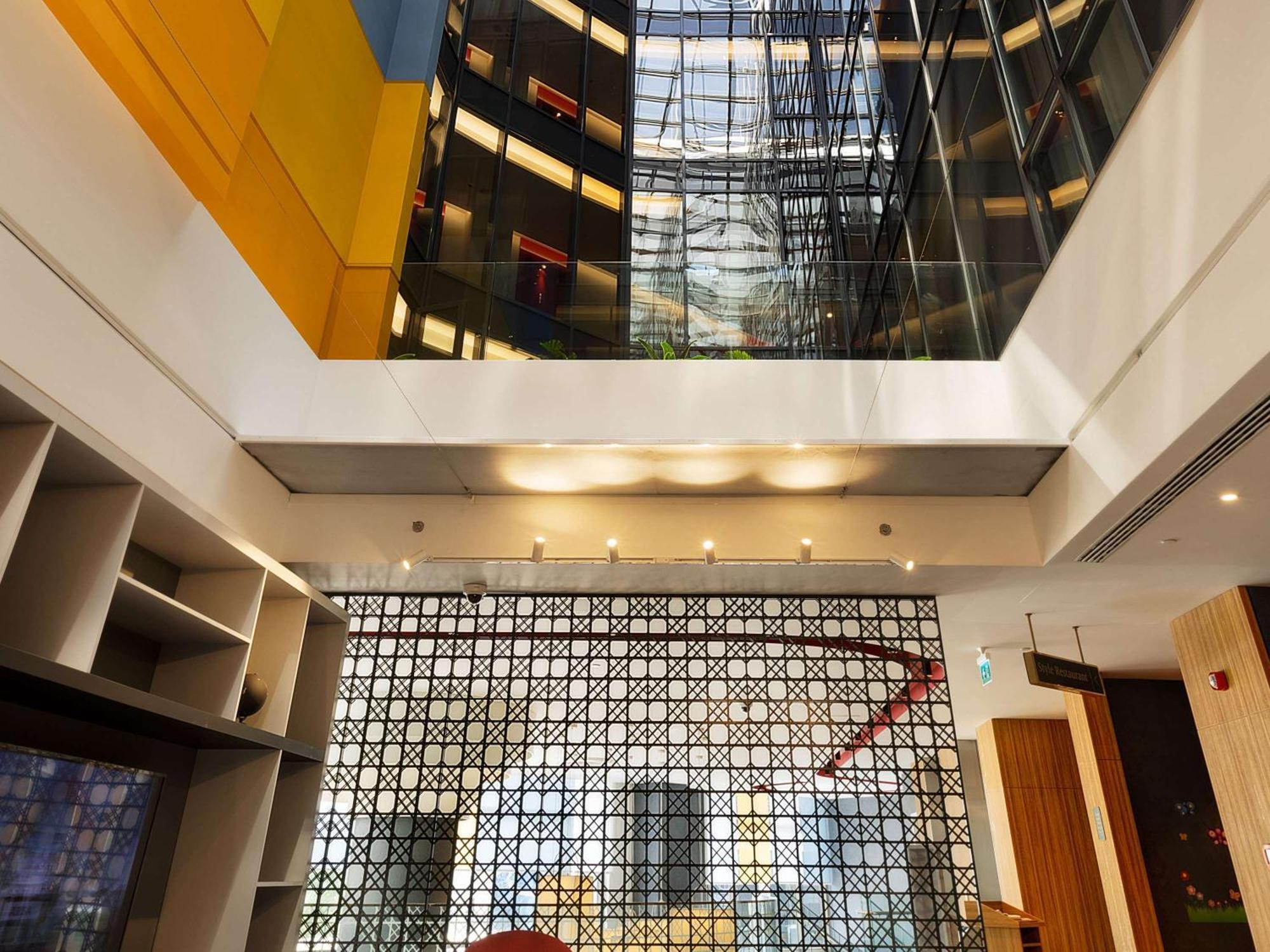 Ibis Styles Istanbul Merter Luaran gambar Interior of the library